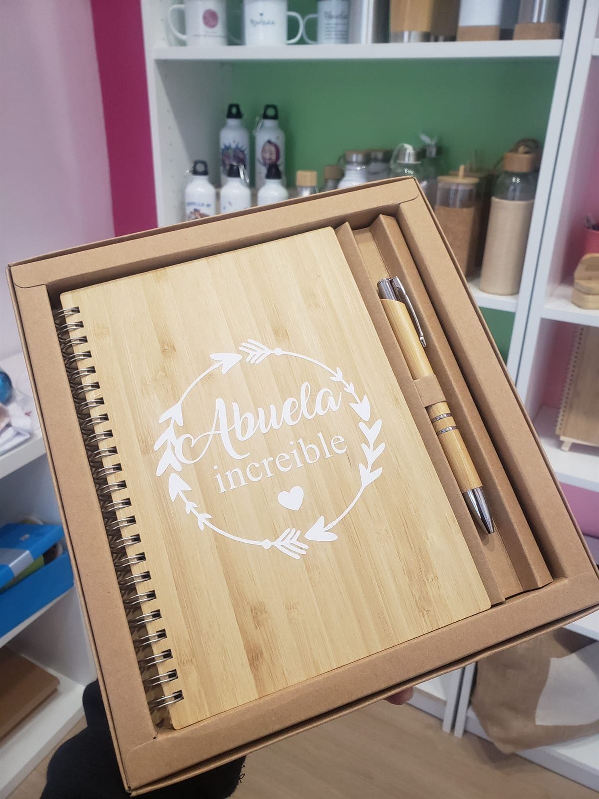 Libreta bamboo en cajita con boli personalizado - Imagen 3